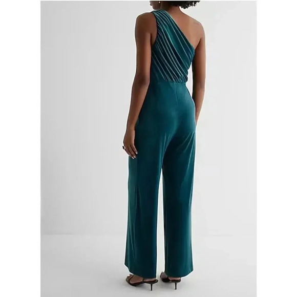 NWT $118 Express One Shoulder Wide Leg Ruched Velvet Jumpsuit Size L - Picture 3 of 14